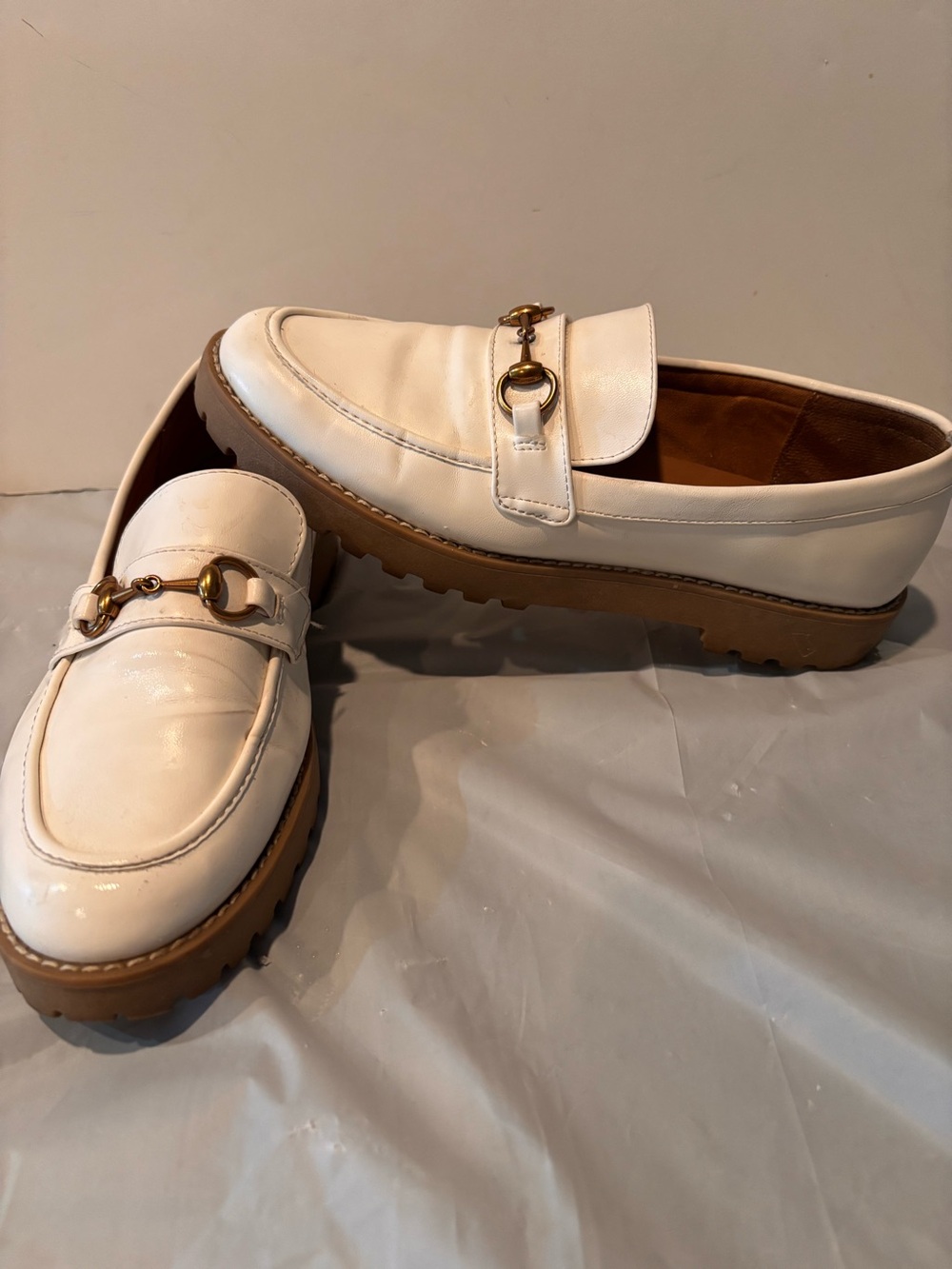 Women's Size 8.5 Target White Loafer With Gold Detail